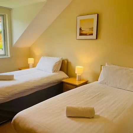 3 Bedroomed Sea View House Overlooking Bay Estuary بيت للعطل